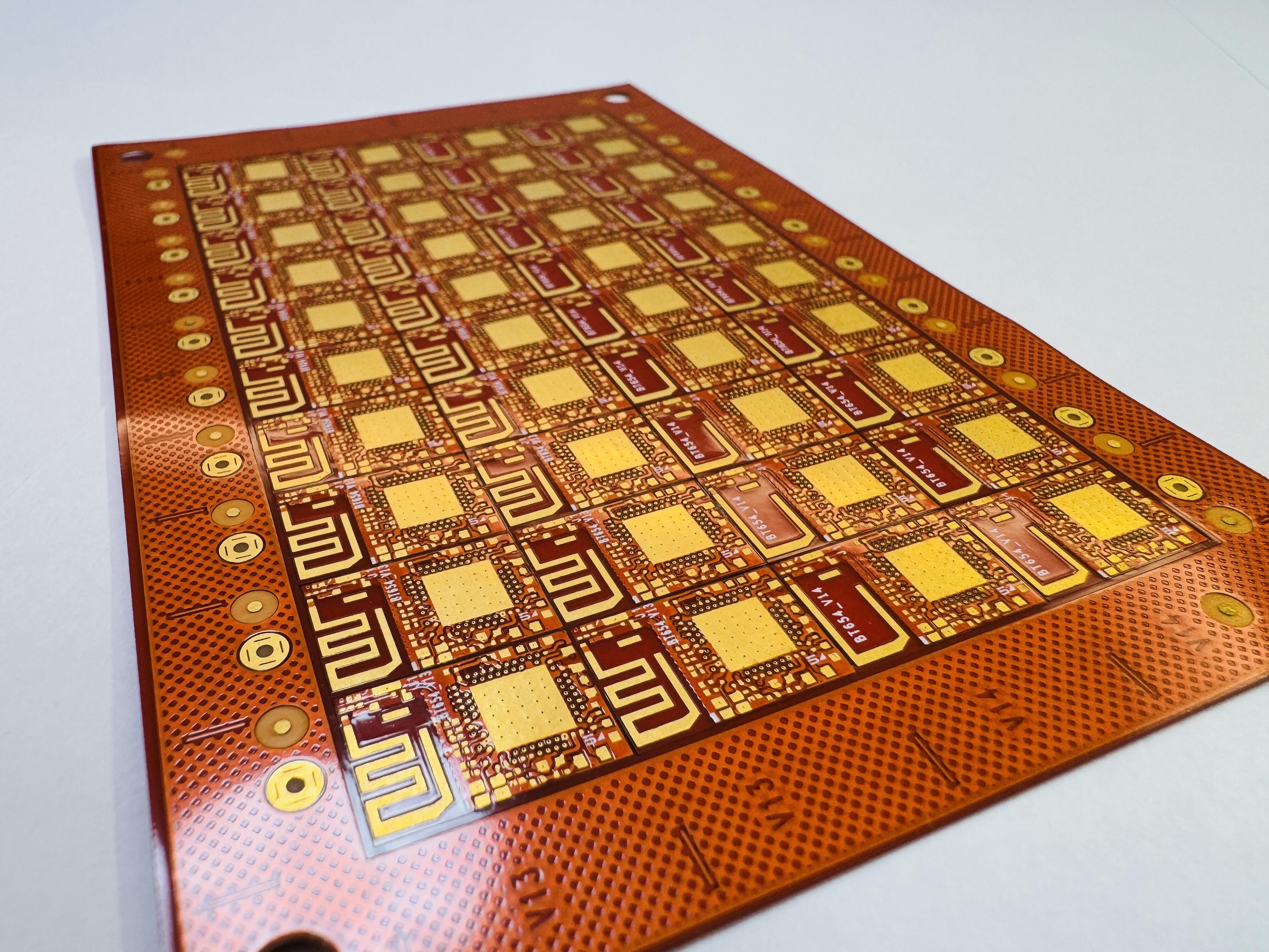 四層軟板 FPC 天線模組面板，高密度製程與批量生產排版，適用於高頻訊號與精確阻抗控制